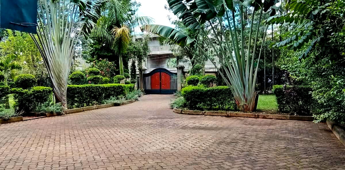 4-Ensuite Home with DSQ on Half-Acre – Karen