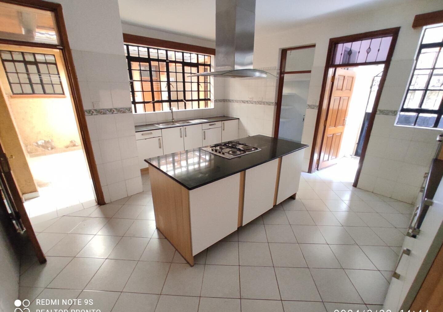 5BR All-Ensuite Townhouse with Attic Study & Fireplace - Kileleshwa