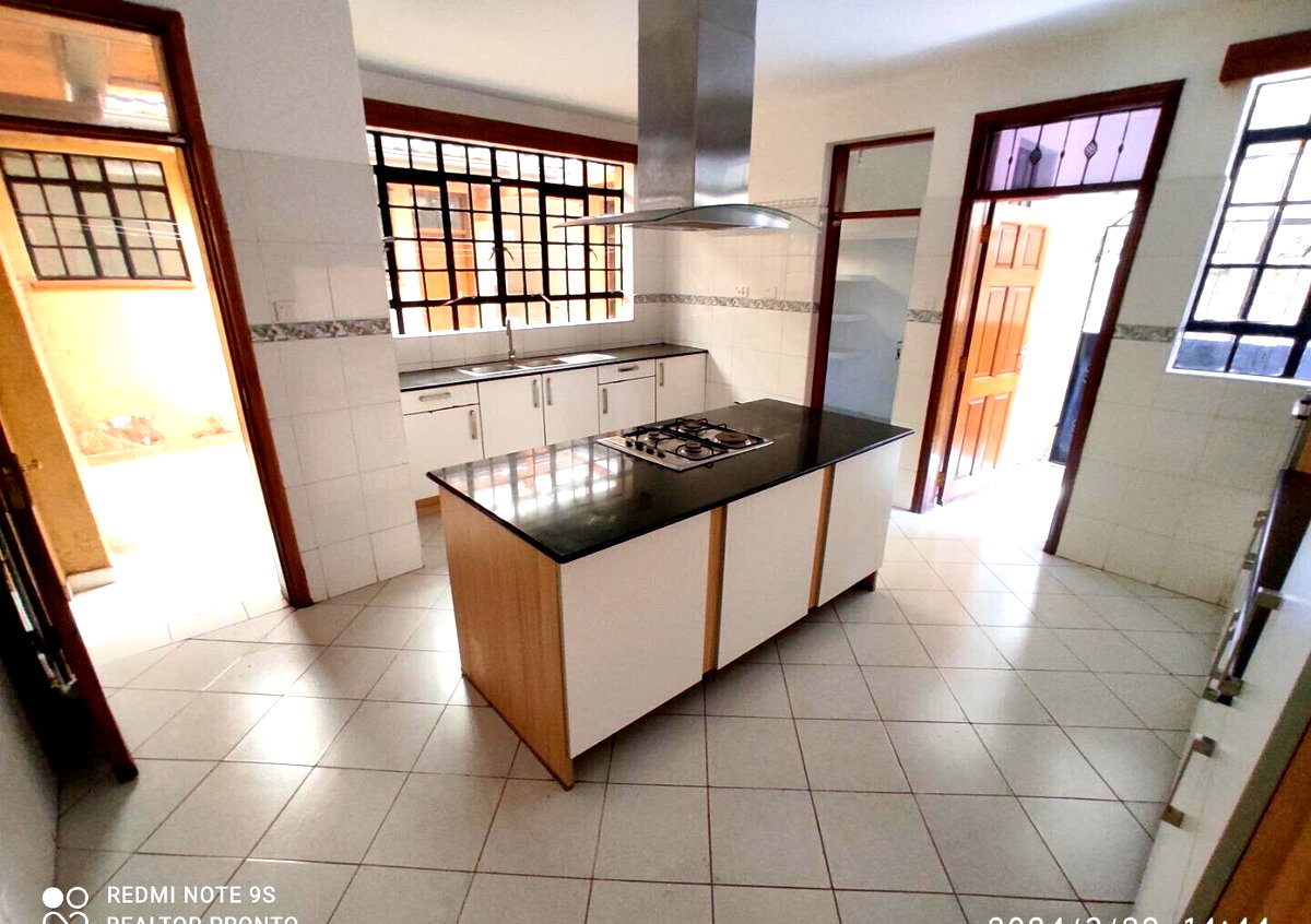 5BR All-Ensuite Townhouse with Attic Study & Fireplace - Kileleshwa