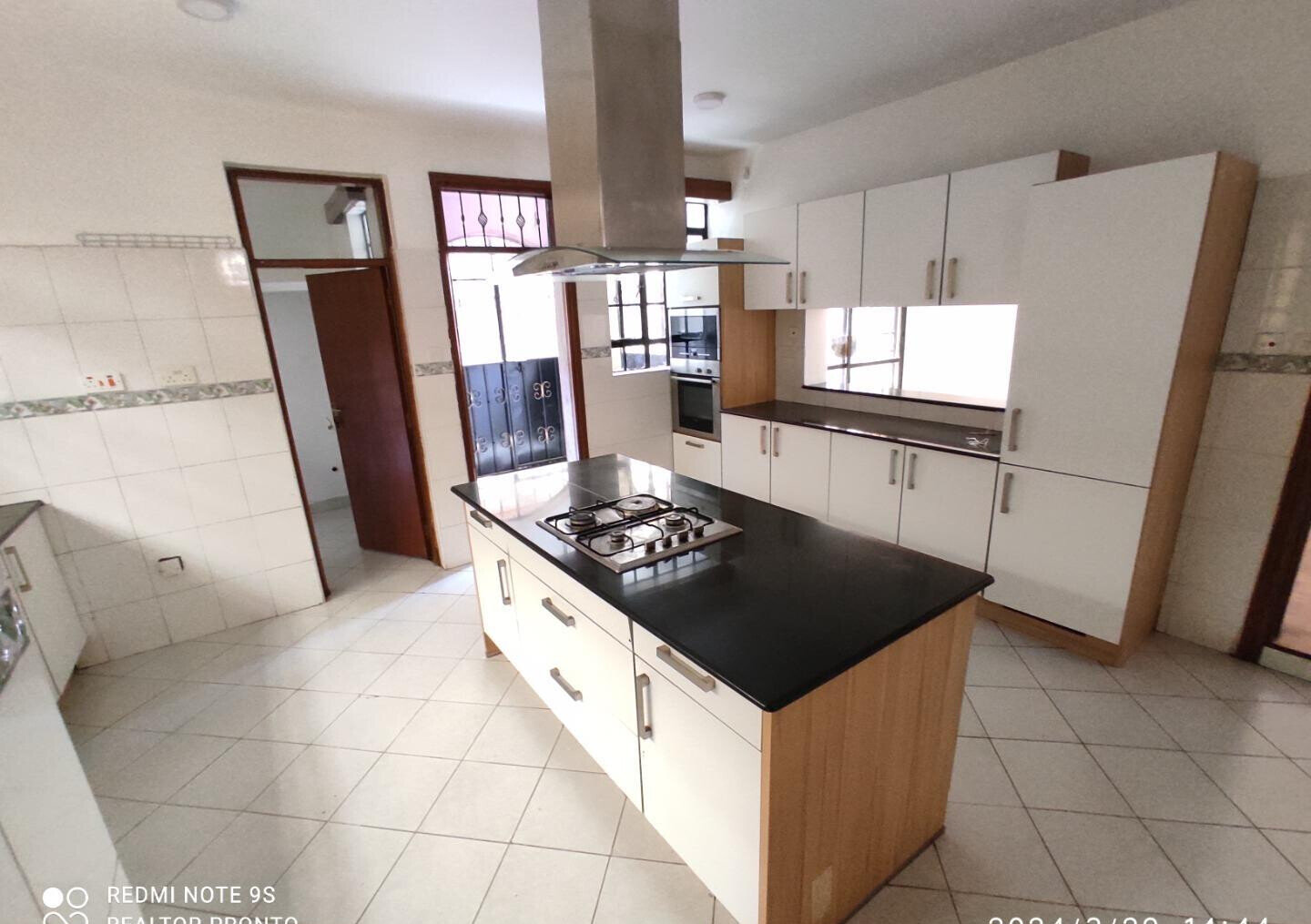 5BR All-Ensuite Townhouse with Attic Study & Fireplace - Kileleshwa