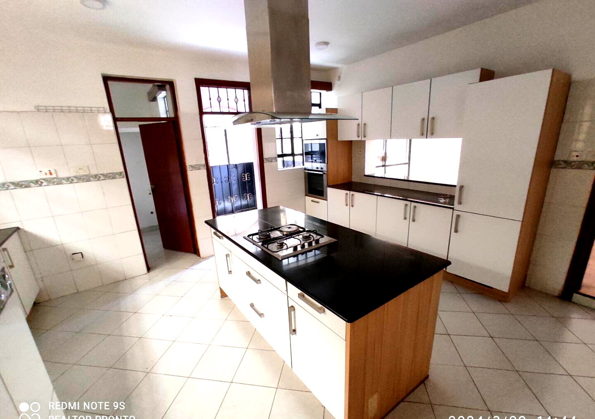 5BR All-Ensuite Townhouse with Attic Study & Fireplace - Kileleshwa