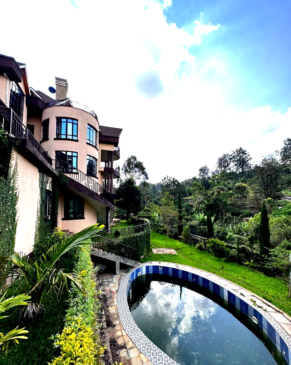 9-Ensuite Townhouse on Half-Acre in Nyari - Nairobi