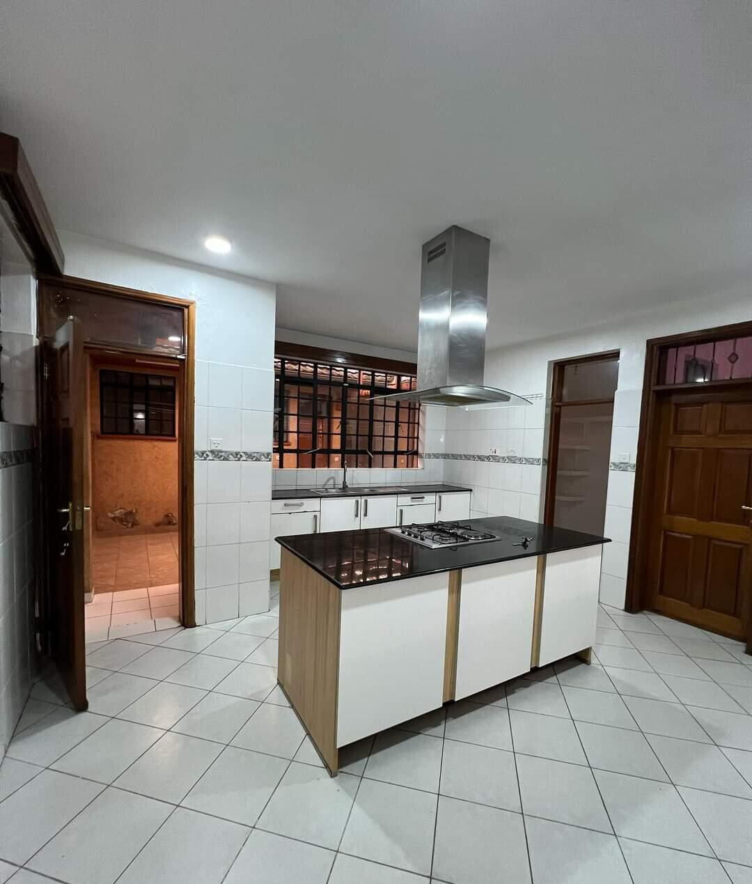 5BR All-Ensuite Townhouse with DSQ in Gated 6-Unit Estate - Kileleshwa