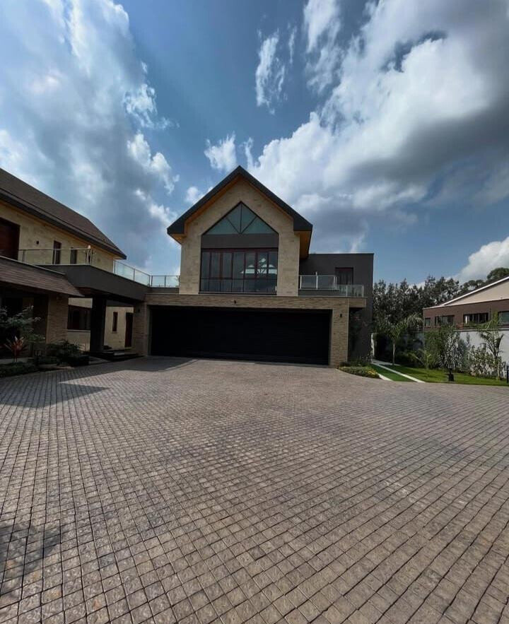 Half-Acre Family Townhouse with Pool & DSQ - Old Runda