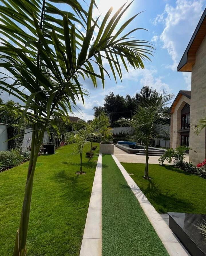Half-Acre Family Townhouse with Pool & DSQ - Old Runda