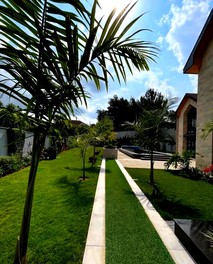 Half-Acre Family Townhouse with Pool & DSQ - Old Runda
