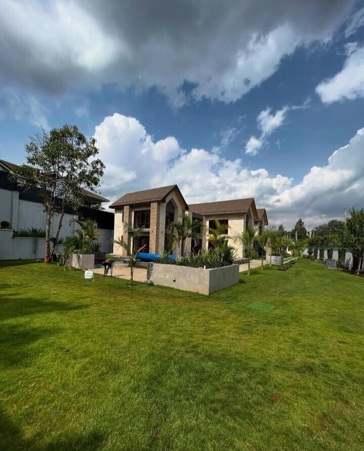Half-Acre Family Townhouse with Pool & DSQ - Old Runda
