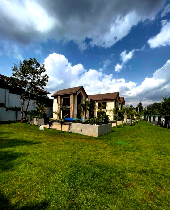 Half-Acre Family Townhouse with Pool & DSQ - Old Runda
