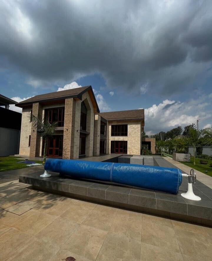Half-Acre Family Townhouse with Pool & DSQ - Old Runda