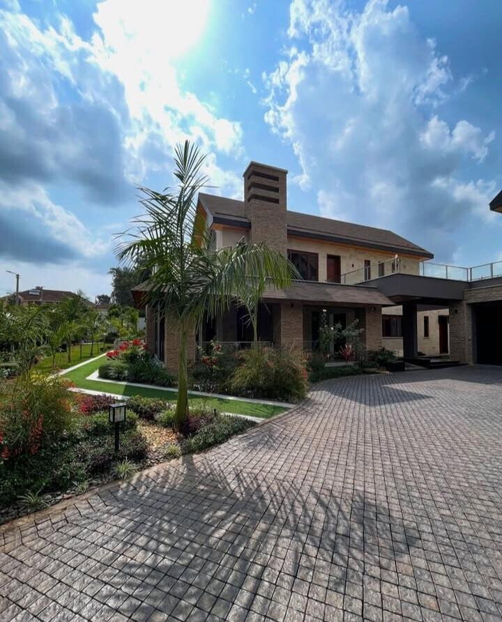 Half-Acre Family Townhouse with Pool & DSQ - Old Runda