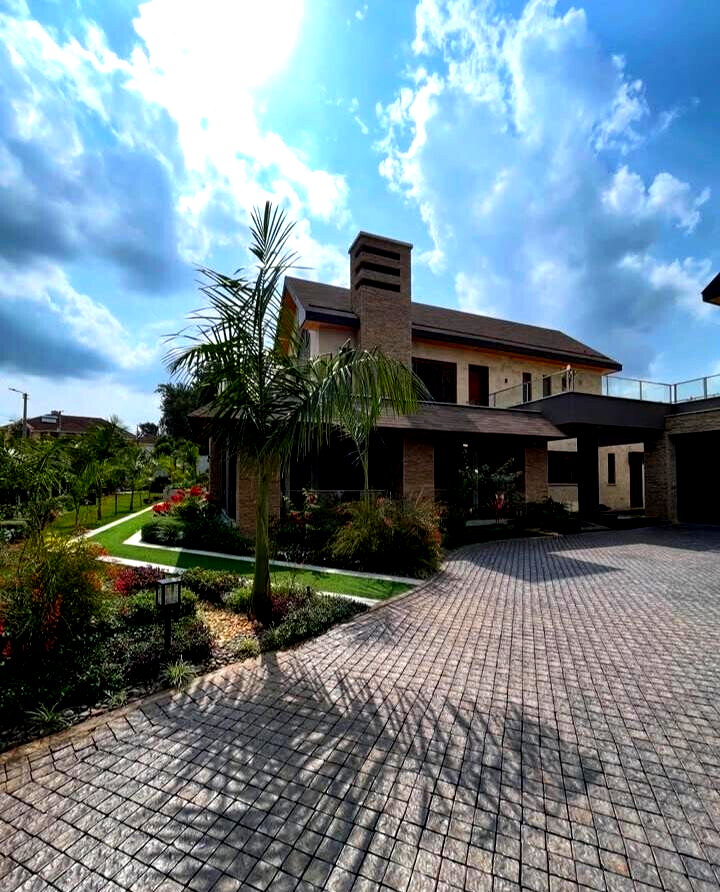Half-Acre Family Townhouse with Pool & DSQ - Old Runda