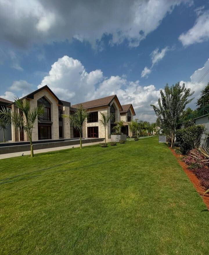 Half-Acre Family Townhouse with Pool & DSQ - Old Runda