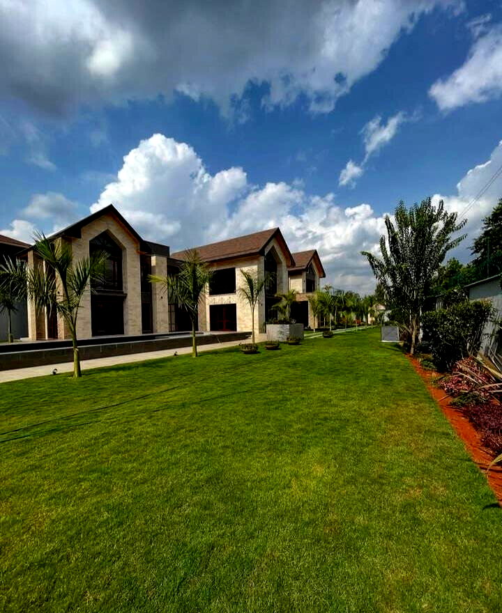Half-Acre Family Townhouse with Pool & DSQ - Old Runda