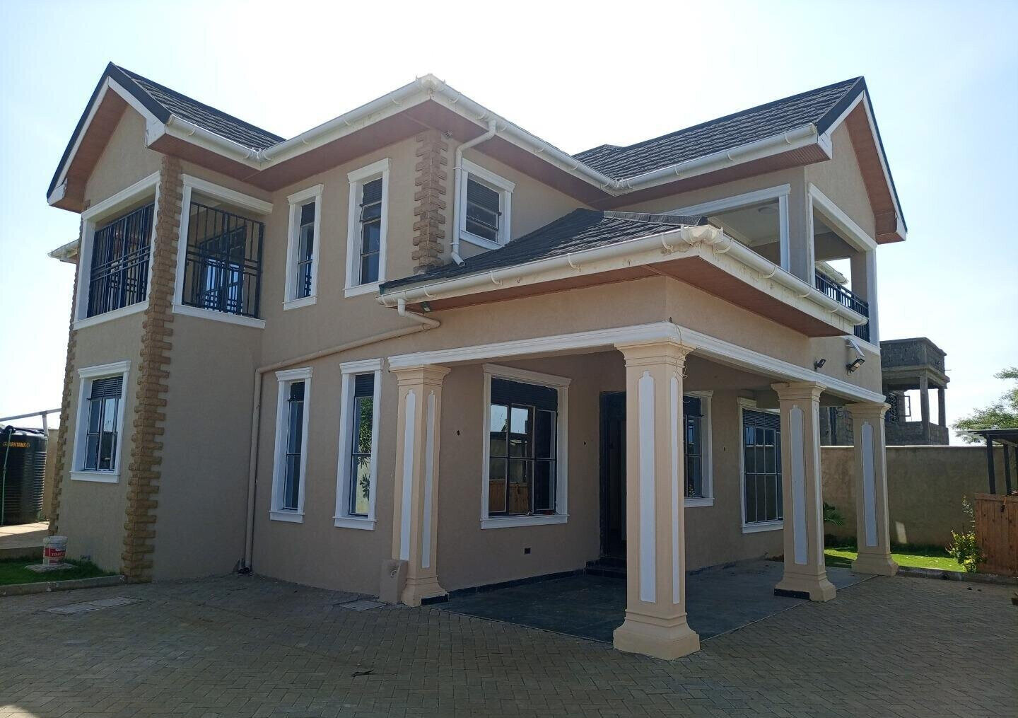 Newly Built 4BR All-Ensuite Townhouse with Walk-in Closet - Kamakis