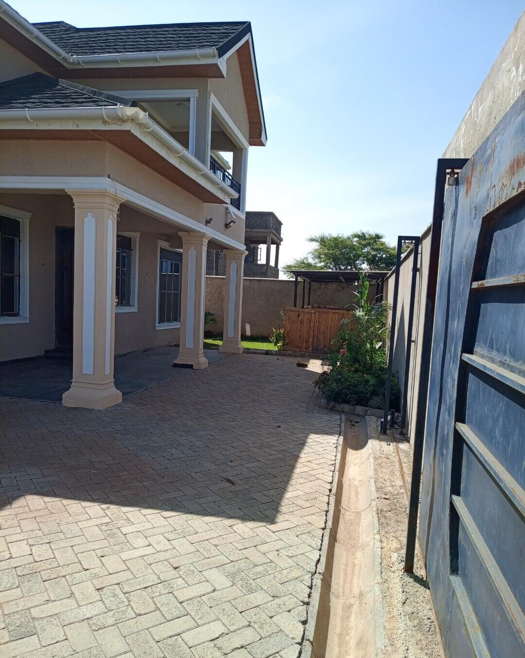 Newly Built 4BR All-Ensuite Townhouse with Walk-in Closet - Kamakis