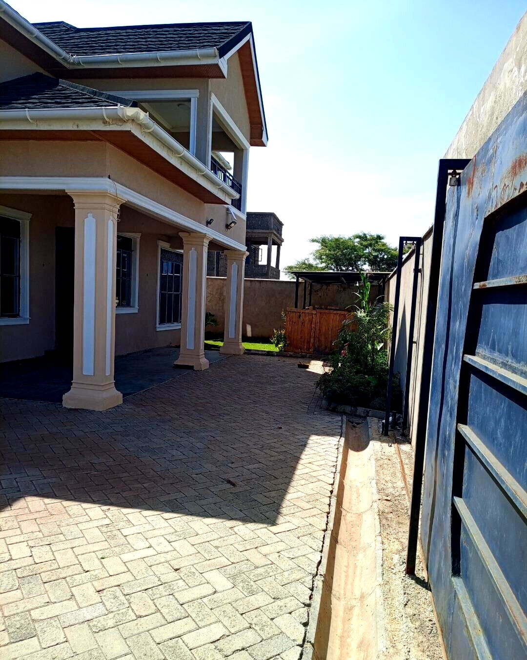 Newly Built 4BR All-Ensuite Townhouse with Walk-in Closet - Kamakis