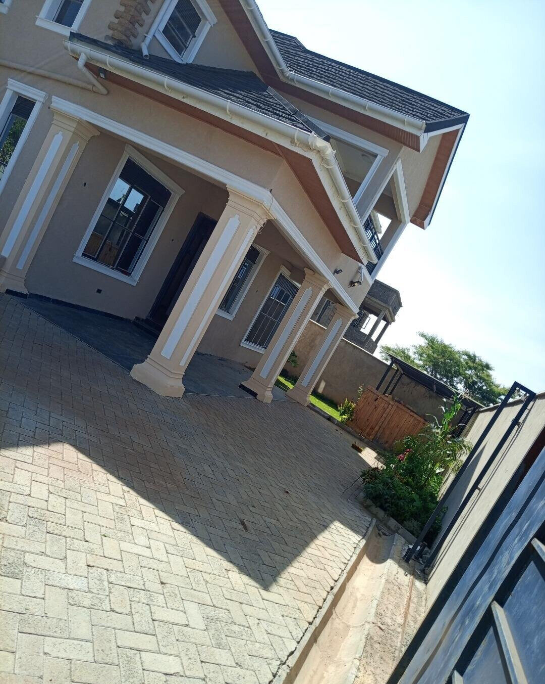 Newly Built 4BR All-Ensuite Townhouse with Walk-in Closet - Kamakis