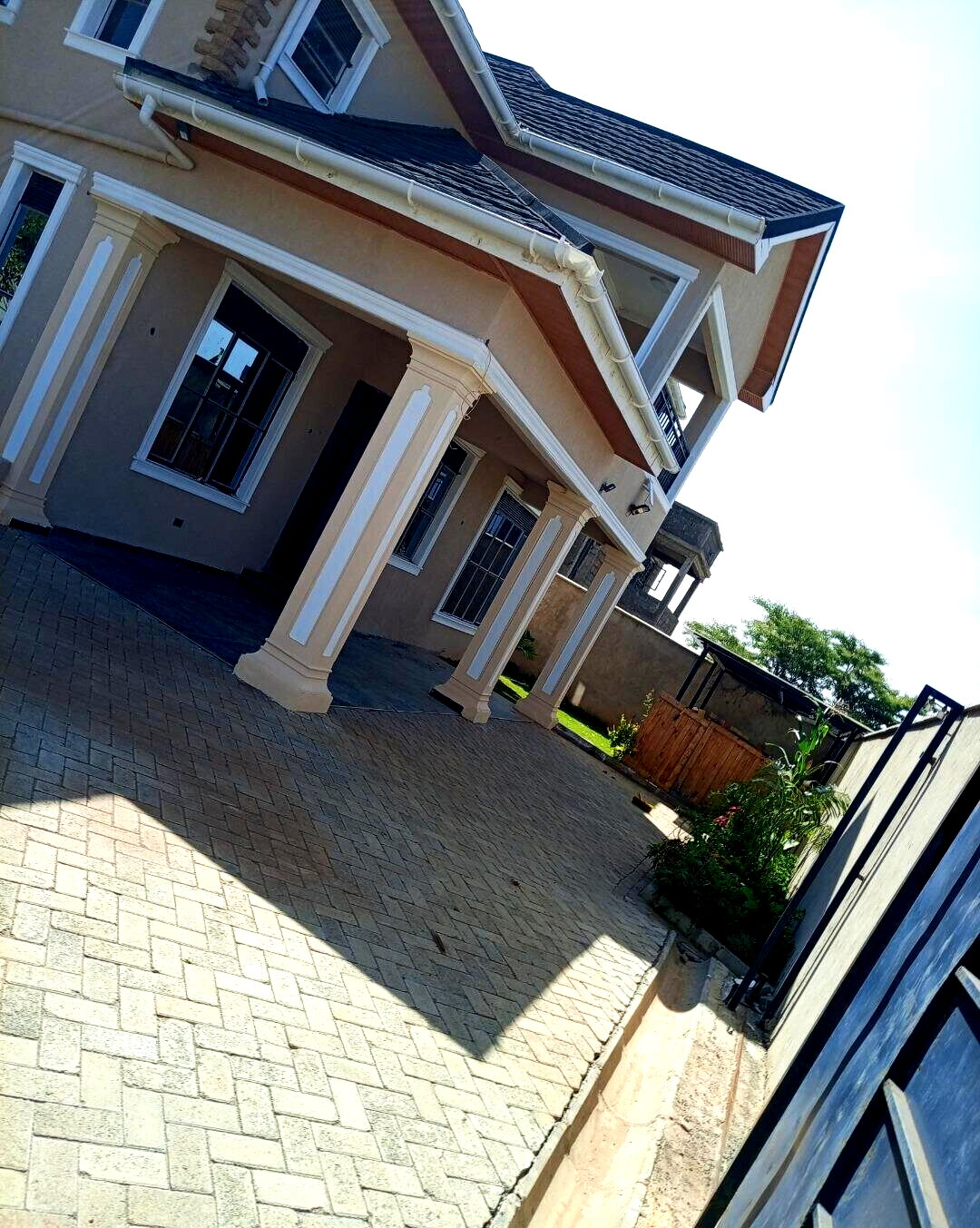 Newly Built 4BR All-Ensuite Townhouse with Walk-in Closet - Kamakis