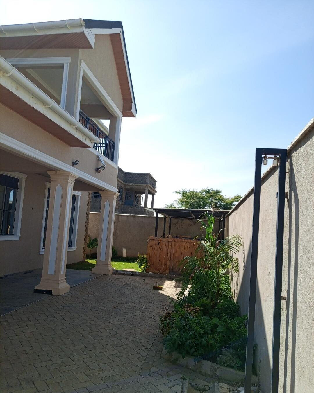 Newly Built 4BR All-Ensuite Townhouse with Walk-in Closet - Kamakis