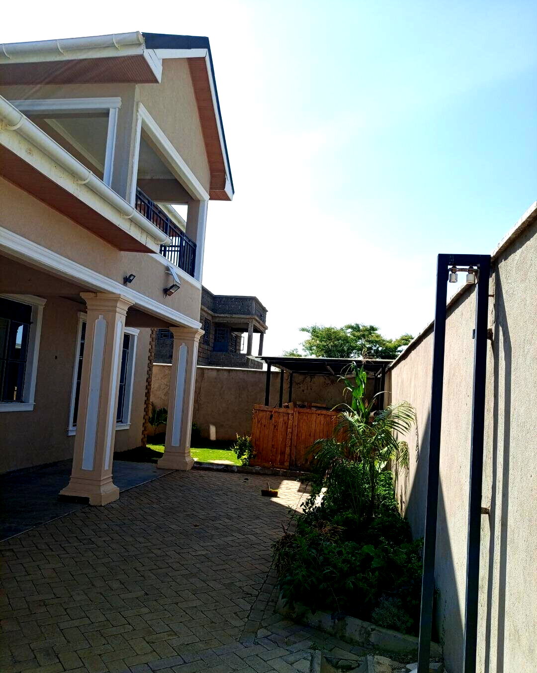 Newly Built 4BR All-Ensuite Townhouse with Walk-in Closet - Kamakis