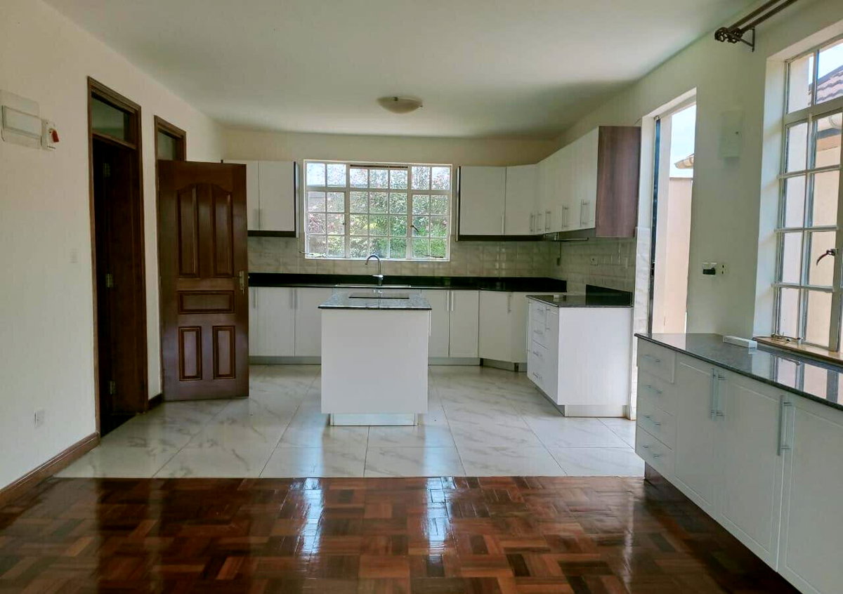 4BR All-Ensuite Townhouse on Half-Acre with DSQ - Runda