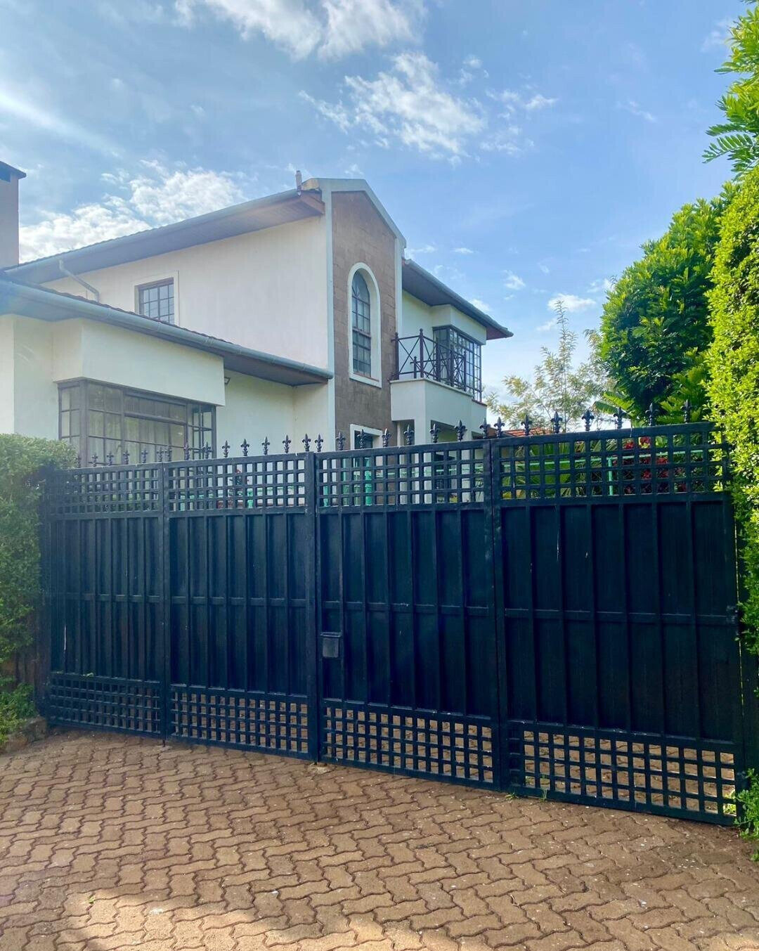 4BR Townhouse with DSQ & Shared Pool – Redhill Gated Community