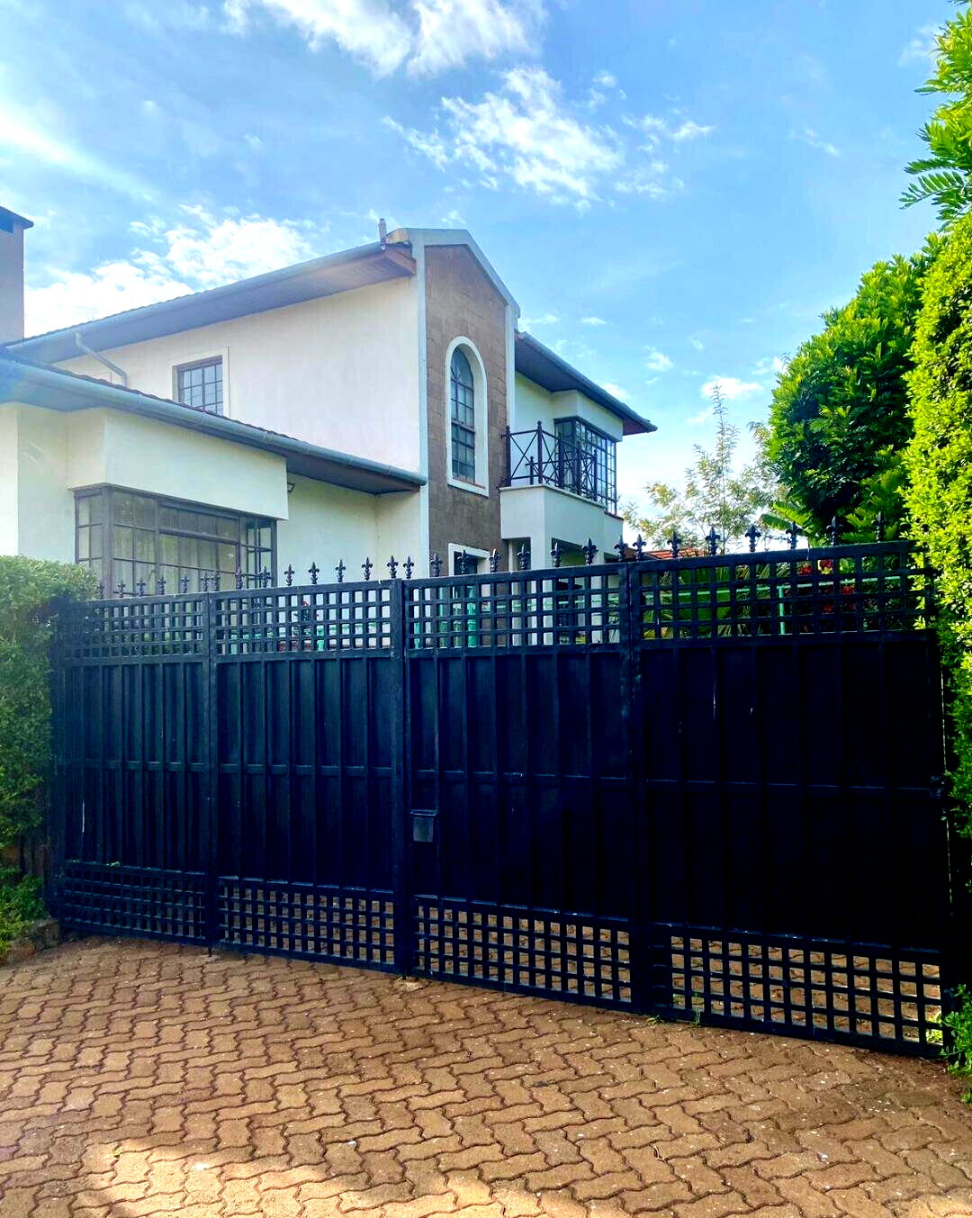 4BR Townhouse with DSQ & Shared Pool – Redhill Gated Community