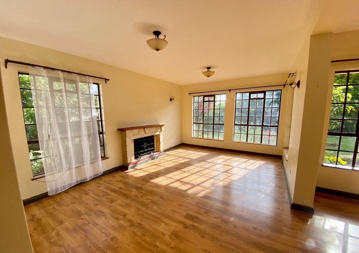 4BR Townhouse with DSQ & Shared Pool – Redhill Gated Community