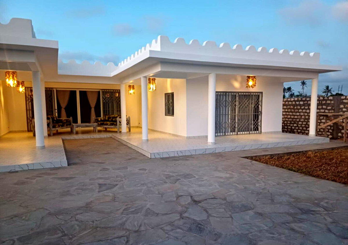 2BR Villa with Large Dining & Kitchen on Half-Acre – Watamu