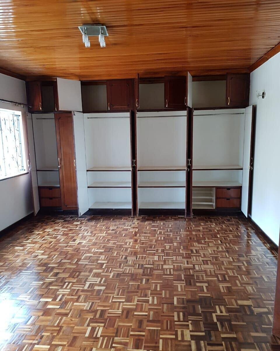 4BR Townhouse with Mature Garden & DSQ - Westlands