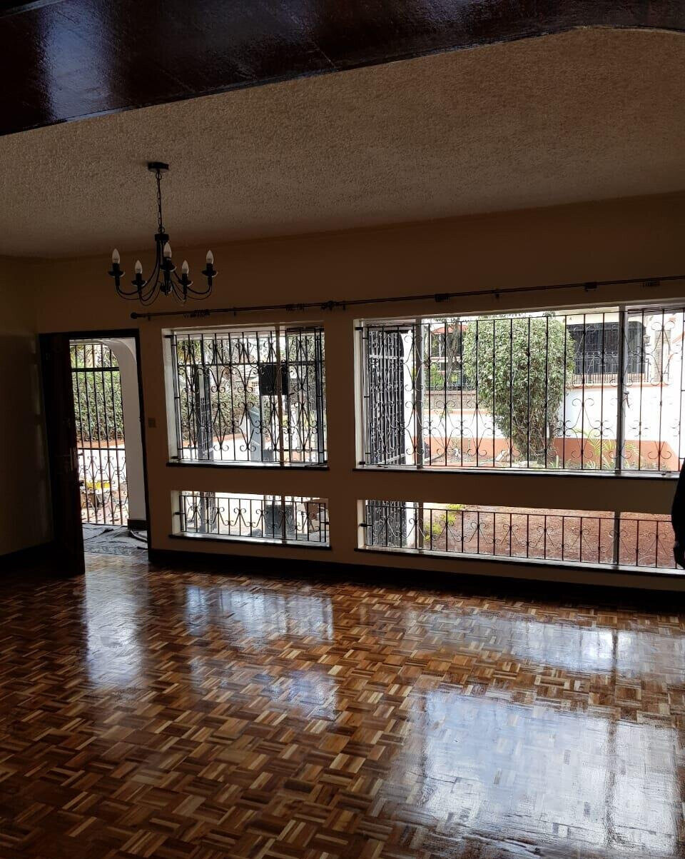 4BR Townhouse with Mature Garden & DSQ - Westlands