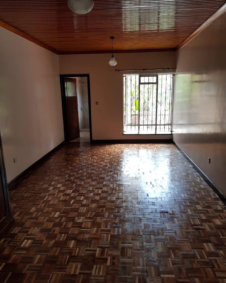 4BR Townhouse with Mature Garden & DSQ - Westlands