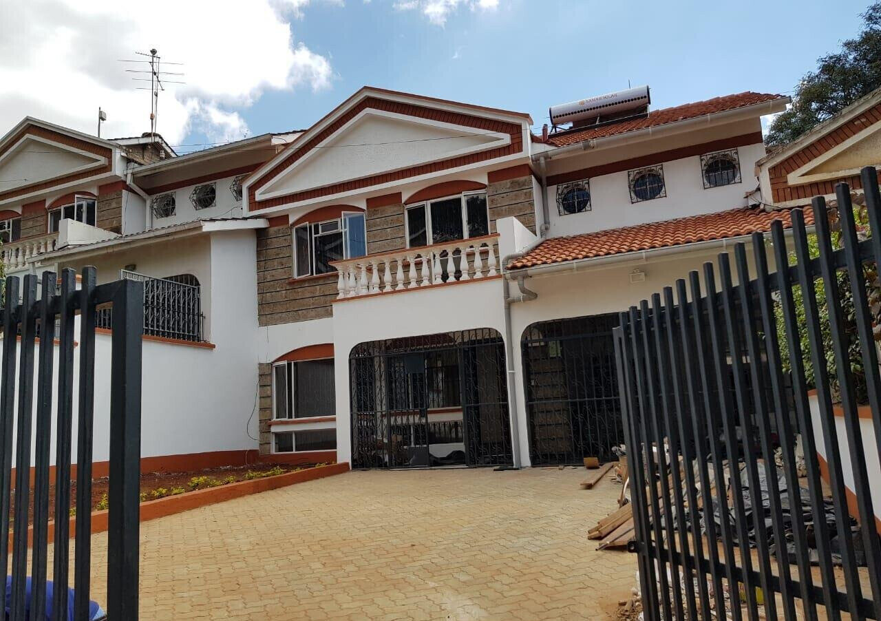 4BR Townhouse with Mature Garden & DSQ - Westlands