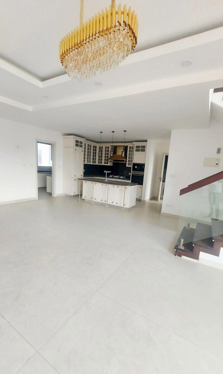 4BR Duplex with DSQ & Heated Pool - Westlands