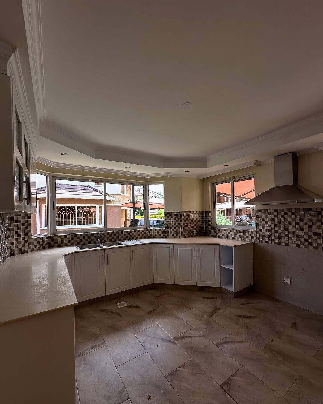 5-Ensuite Family Home with Fireplace & Garden - Lavington
