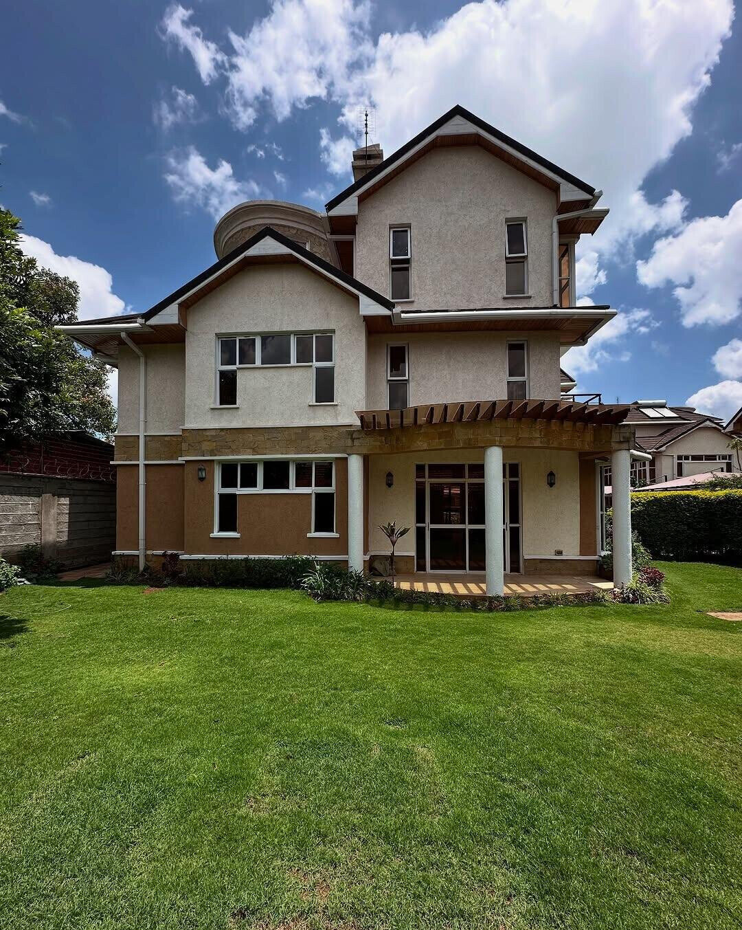 5-Ensuite Family Home with Fireplace & Garden - Lavington