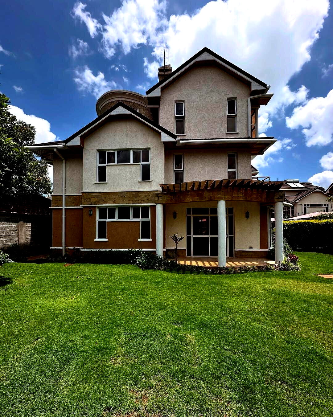5-Ensuite Family Home with Fireplace & Garden - Lavington