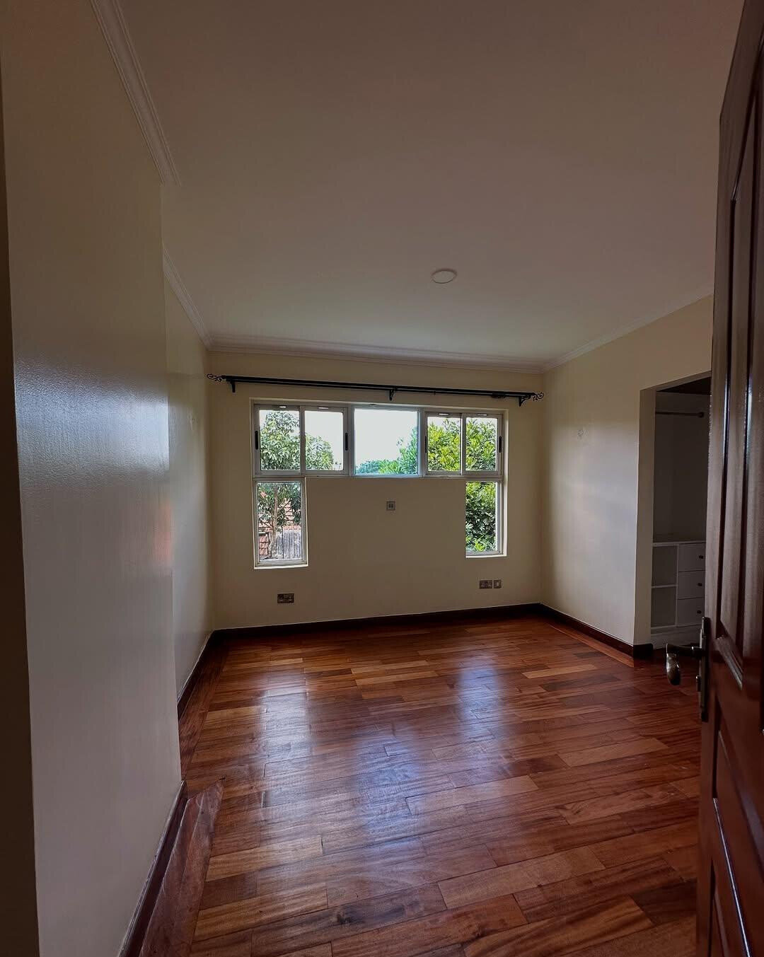 5-Ensuite Family Home with Fireplace & Garden - Lavington
