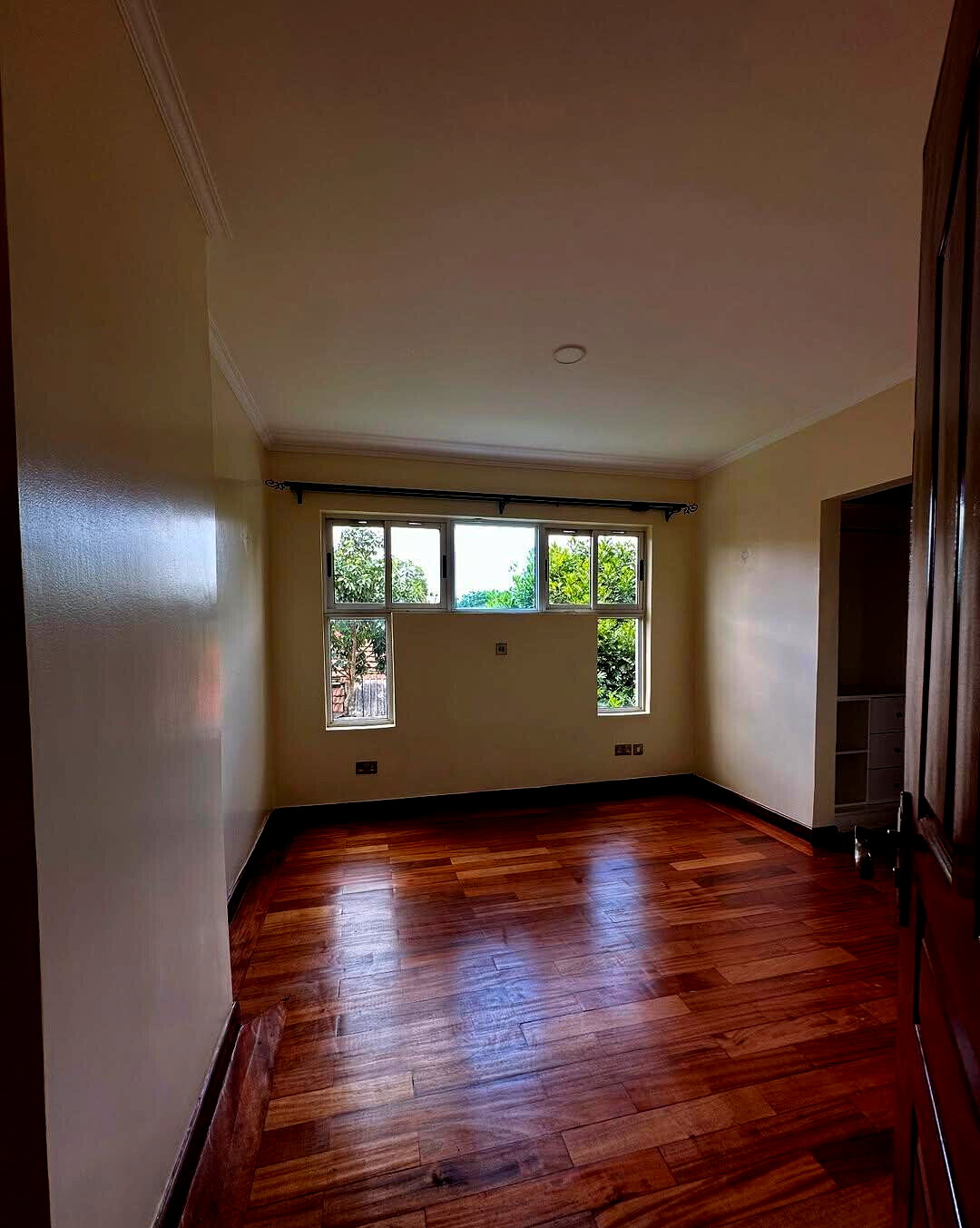 5-Ensuite Family Home with Fireplace & Garden - Lavington