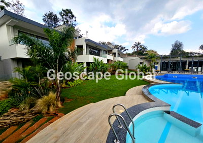 5BR Townhouse with Garden & Parking