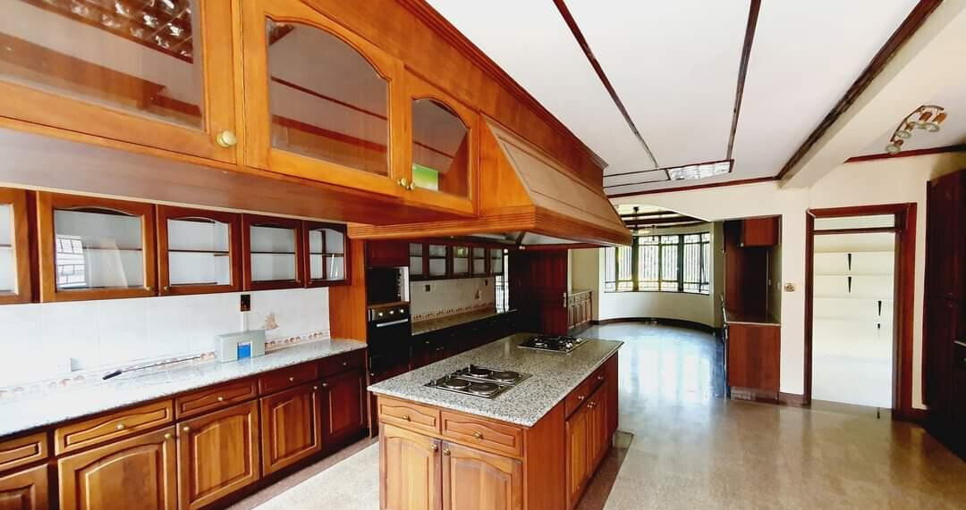 6-Ensuite Townhouse with 200-Person Terrace - Nyari