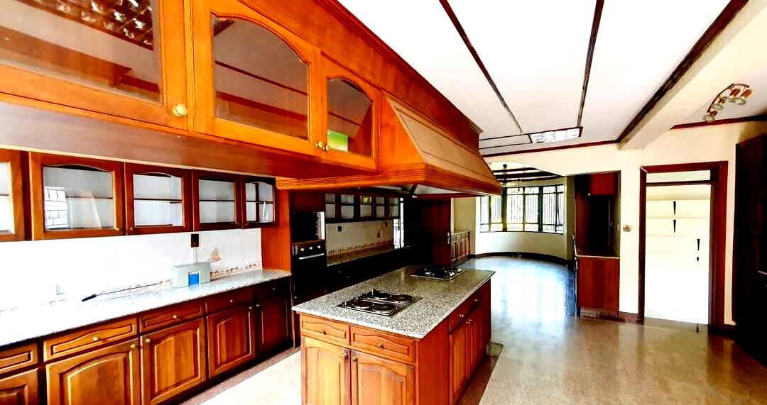 6-Ensuite Townhouse with 200-Person Terrace - Nyari