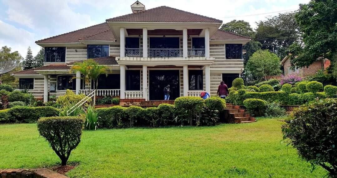 6-Ensuite Townhouse with 200-Person Terrace - Nyari
