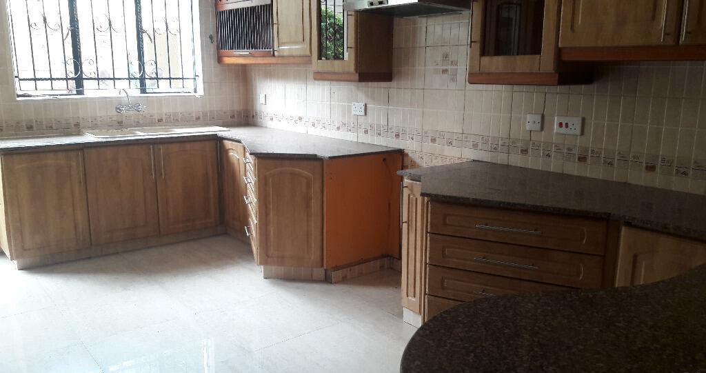 4-Ensuite Townhouse with DSQ & TV Room - Grevillea Grove, Westlands