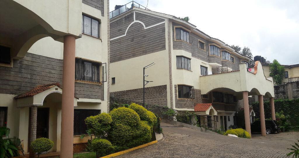 4-Ensuite Townhouse with DSQ & TV Room - Grevillea Grove, Westlands