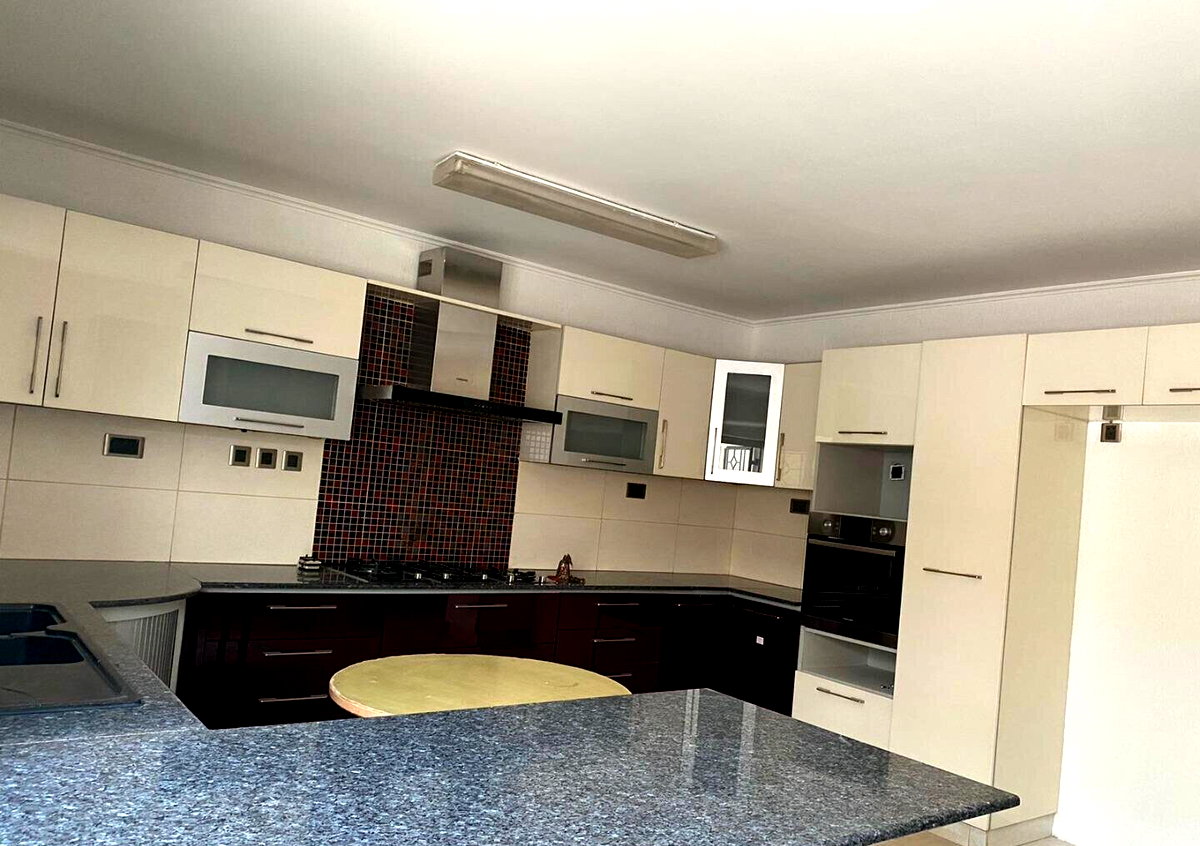 Refurbished 5BR Townhouse with DSQ & Private Garden - Spring Valley