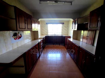 5 Bedroom Maisonette Commercial House for Rent - Image 5