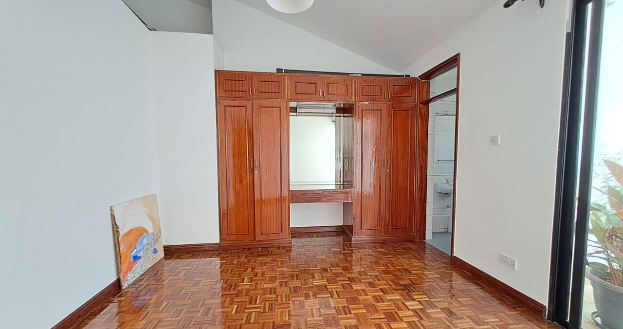 4BR Townhouse with Private Garden & DSQ - Spring Valley