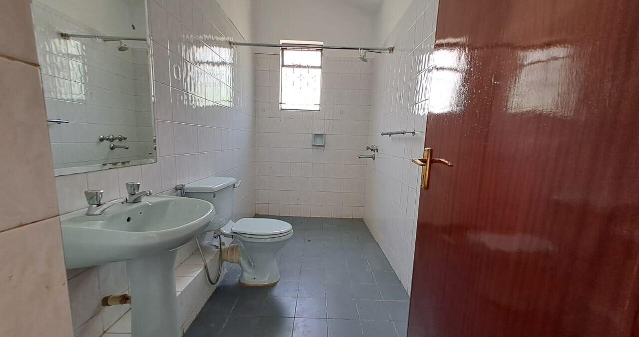 4BR Townhouse with Private Garden & DSQ - Spring Valley