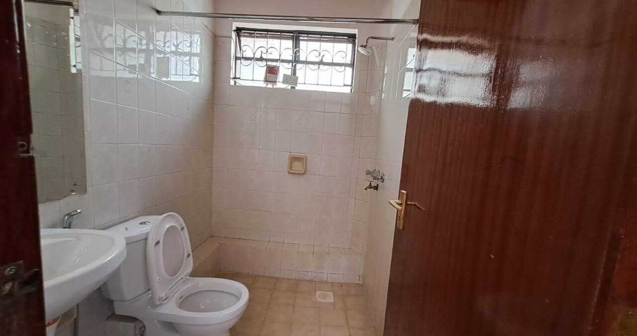 4BR Townhouse with Private Garden & DSQ - Spring Valley